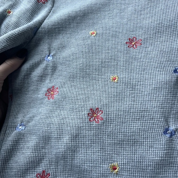 Simon’s Embroidered Gray Top - Picture 3 of 6